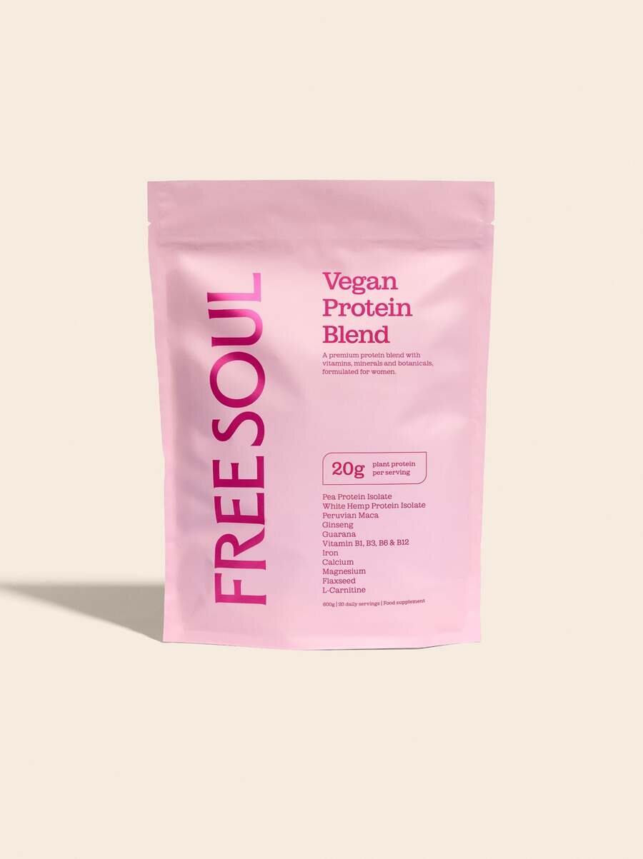 Free Soul Vegan Protein Blend, the pink 600 g resealable pouch standing against a plain background, its front panel listing pea protein isolate, white hemp protein isolate, maca, ginseng, guarana, B vitamins, iron, calcium, magnesium, flaxseed and L-carnitine