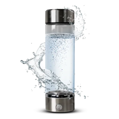Dieselbe Glasflasche mit Metallsockel, freigestellt vor weißem Hintergrund, Produktfoto aus dem Bildmaterial des Anbieters