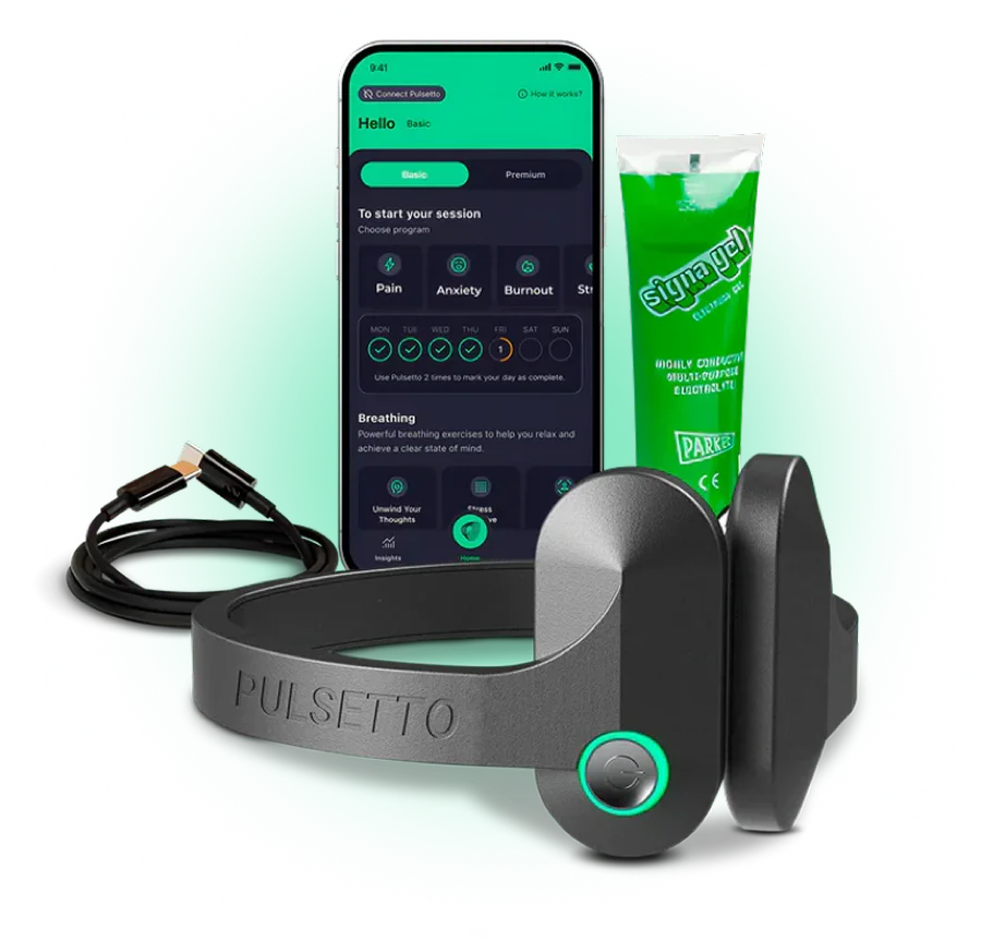Lieferumfang des Pulsetto Fit: Gerät, Smartphone mit der App, Tube Kontaktgel und USB-C-Kabel